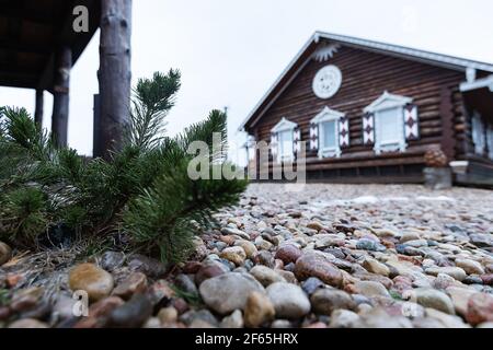 decorazioni decorative con ornamenti in legno di persiane. casa di campagna in stile tradizionale Foto Stock