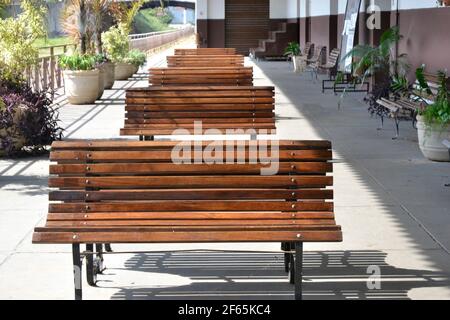 Banco. Piattaforma della stazione ferroviaria con panchine disabili in una città all'interno di San Paolo, Brasile, Sud America Foto Stock