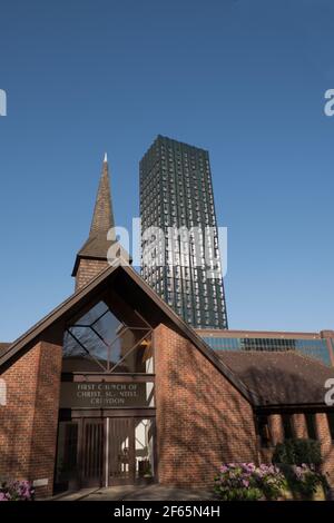 Prima Chiesa di Cristo, scienziato, dwarfed dal George Street Building 101 a Croydon Foto Stock