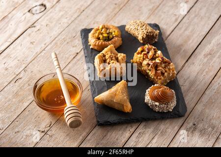 Assortimento di baklava dessert Ramadan e datteri isolati su bianco sfondo Foto Stock