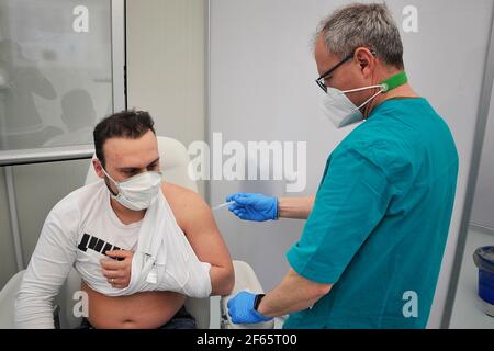 Caserta, Italia, 30 marzo 2021. Il personale medico militare della caserma della Brigata Garibaldi di Caserta "Ferrari Orsi" si sta preparando ad iniettare una dose di vaccino AstraZeneca ad un soldato. Questo centro di vaccinazione all'interno delle caserme consentirà la somministrazione di oltre 1000 vaccini al giorno. Credit: Vincenzo Izzo / Alamy Live News Foto Stock