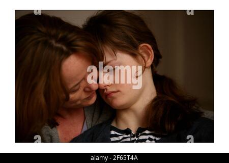 Iona Birrell (15) con la madre Linnett Birrell.Fotografia di David Sandison l'indipendente Foto Stock