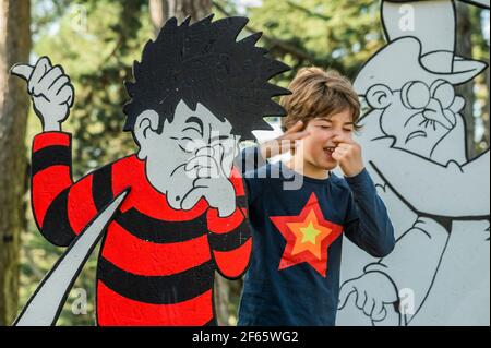 Londra, Regno Unito. 30 Marzo 2021. Piante stinky - Dennis e Gnasher's Big Bonanza, al Kew Gardens Easter Festival, che celebra i 70 anni di Dennis la Menace nel Beano. Il festival si svolge da mercoledì 31 marzo a domenica 18 aprile e i visitatori potranno seguire un esclusivo e gigantesco fumetto 3D. L'allentamento del terzo "blocco" per il Coronavirus (Covid 19) è ora passato alla fase 1c nel Regno Unito. Credit: Guy Bell/Alamy Live News Foto Stock