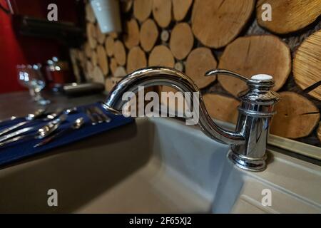 lavabo bianco in bagno. nuovo interno minimalista in bagno. lavaggio e igiene delle mani Foto Stock