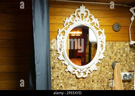 uno specchio su un muro di mattoni. l'interno della camera in stile loft Foto Stock