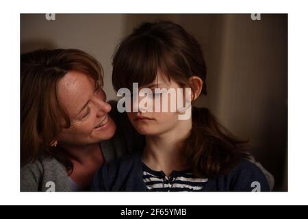 Iona Birrell (15) con la madre Linnett Birrell.Fotografia di David Sandison l'indipendente Foto Stock