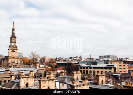 Newcastle upon Tyne UK 21 marzo 2021: Skyline di Newcastle, tetti e Chiesa di tutti i Santi Foto Stock