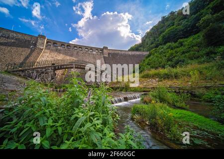 Una splendida vista sulla vecchia diga di Zagorze Slaskie, Polonia Foto Stock