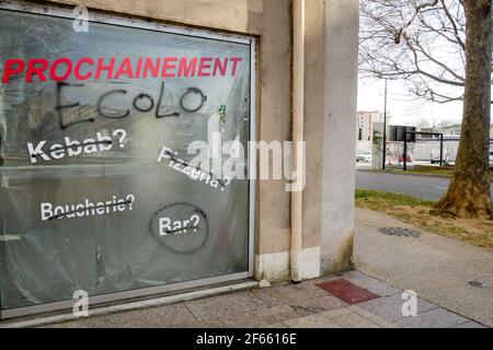 Ecologist graffite protesta contro la prossima installazione di un nuovo negozio, Montelimar, Drome, Francia Foto Stock