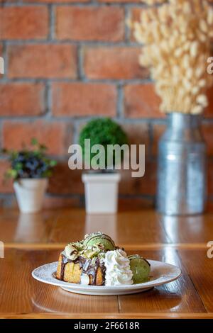 gelato al tè verde e pane tostato al miele su tavola di legno . Foto Stock