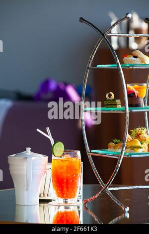 Tavolo con vari biscotti, crostate, torte, cupcake e cakepop, deliziosi dolci al buffet di caramelle. Foto Stock