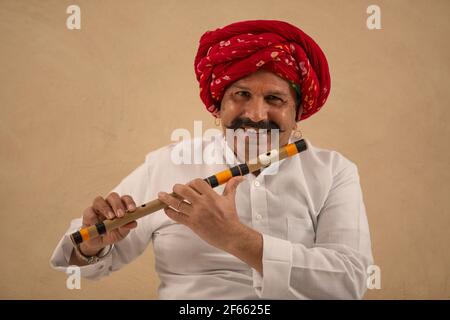 RITRATTO DI UN UOMO TURBANED CHE TENEVA FELICEMENTE FLAUTO NEL SUO MANO Foto Stock