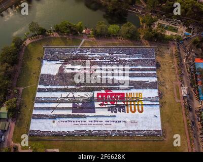 Barishal, Bangladesh. 30 Marzo 2021. Le persone di Barisal, una città del Bangladesh, hanno fatto il più grande logo umano-made in più di 60,000 metri quadrati di area campo per celebrare il 100 ° anno di nascita del Padre della nazione, 'Bangabandhu, Sheikh Mujibur Rahman il 30 marzo 2021. Totale 10,050 cartelloni in totale 120 linee, ciascuna delle quali è composta da 84-85 cartelloni, sono utilizzati per realizzare il logo umano più lungo e più grande. Credit: ZUMA Press, Inc./Alamy Live News Foto Stock