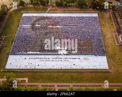 Barishal, Bangladesh. 30 Marzo 2021. Le persone di Barisal, una città del Bangladesh, hanno fatto il più grande logo umano-made in più di 60,000 metri quadrati di area campo per celebrare il 100 ° anno di nascita del Padre della nazione, 'Bangabandhu, Sheikh Mujibur Rahman il 30 marzo 2021. Totale 10,050 cartelloni in totale 120 linee, ciascuna delle quali è composta da 84-85 cartelloni, sono utilizzati per realizzare il logo umano più lungo e più grande. Credit: ZUMA Press, Inc./Alamy Live News Foto Stock