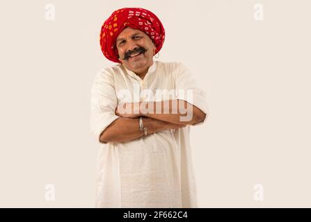 RITRATTO DI UN FELICE VILLAGER TURBANED IN PIEDI DI FRONTE FOTOCAMERA Foto Stock