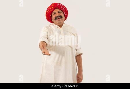UN UOMO RURALE TURBANED CHE CANTAVA FELICEMENTE DI FRONTE ALLA MACCHINA FOTOGRAFICA Foto Stock