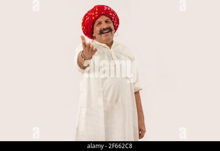 UN VILLAGER TURBANED CHE CANTAVA ALLEGRO DI FRONTE ALLA MACCHINA FOTOGRAFICA Foto Stock