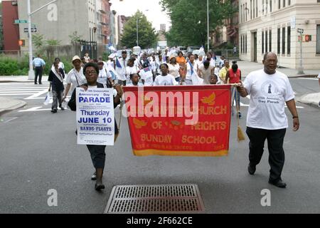 I cristiani marciano per diffondere la "buona Parola" di Gesù a Brooklyn, New York. I marchers sono per lo più membri delle chiese evangeliche nere a Brooklyn, New York. Foto Stock