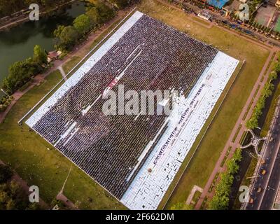 Barishal, Bangladesh. 30 Marzo 2021. Le persone di Barisal, una città del Bangladesh, hanno fatto il più grande logo umano-made in più di 60,000 metri quadrati di area campo per celebrare il 100 ° anno di nascita del Padre della nazione, 'Bangabandhu, Sheikh Mujibur Rahman il 30 marzo 2021. Totale 10,050 cartelloni in totale 120 linee, ciascuna delle quali è composta da 84-85 cartelloni, sono utilizzati per realizzare il logo umano più lungo e più grande. Credit: ZUMA Press, Inc./Alamy Live News Foto Stock