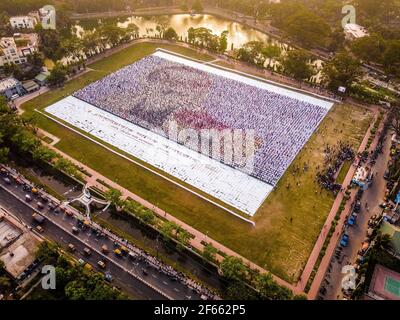 Barishal, Bangladesh. 30 Marzo 2021. Le persone di Barisal, una città del Bangladesh, hanno fatto il più grande logo umano-made in più di 60,000 metri quadrati di area campo per celebrare il 100 ° anno di nascita del Padre della nazione, 'Bangabandhu, Sheikh Mujibur Rahman il 30 marzo 2021. Totale 10,050 cartelloni in totale 120 linee, ciascuna delle quali è composta da 84-85 cartelloni, sono utilizzati per realizzare il logo umano più lungo e più grande. Credit: ZUMA Press, Inc./Alamy Live News Foto Stock