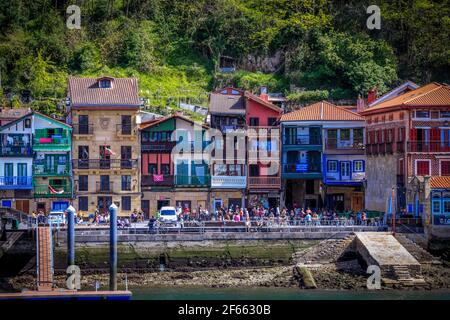 Case tradizionali a Pasajes de San Juan, un villaggio su una baia vicino a San Sebastian, Donostia e il mare Cantabrico. Paesi Baschi, Spagna. Foto Stock