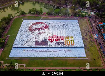 Barishal, Bangladesh. 30 Marzo 2021. Le persone di Barisal, una città del Bangladesh, hanno fatto il più grande logo umano-made in più di 60,000 metri quadrati di area campo per celebrare il 100 ° anno di nascita del Padre della nazione, 'Bangabandhu, Sheikh Mujibur Rahman il 30 marzo 2021. Totale 10,050 cartelloni in totale 120 linee, ciascuna delle quali è composta da 84-85 cartelloni, sono utilizzati per realizzare il logo umano più lungo e più grande. Credit: ZUMA Press, Inc./Alamy Live News Foto Stock