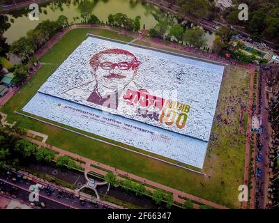 Barishal, Bangladesh. 30 Marzo 2021. Le persone di Barisal, una città del Bangladesh, hanno fatto il più grande logo umano-made in più di 60,000 metri quadrati di area campo per celebrare il 100 ° anno di nascita del Padre della nazione, 'Bangabandhu, Sheikh Mujibur Rahman il 30 marzo 2021. Totale 10,050 cartelloni in totale 120 linee, ciascuna delle quali è composta da 84-85 cartelloni, sono utilizzati per realizzare il logo umano più lungo e più grande. Credit: ZUMA Press, Inc./Alamy Live News Foto Stock