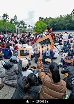 TAIPEI, TAIWAN - 21 MARZO 2021: Proteste della comunità del Myanmar a Taipei contro il colpo di stato militare in Birmania Foto Stock