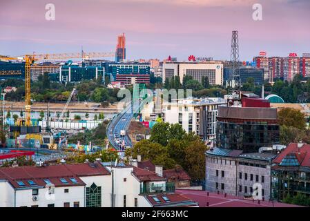 Belgrado, Serbia - 25 settembre 2020: Vecchio ponte Sava che collega le parti nuove e vecchie di Belgrado separate da un fiume nella capitale serba Foto Stock