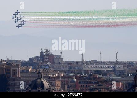 Roma, Italia. 30 Marzo 2021. La squadra aerobica italiana frecce Tricolori si esibisce durante una cerimonia che celebra il 98° anniversario della fondazione dell'Aeronautica militare Italiana, a Roma, il 30 marzo 2021. Credit: Alberto Lingria/Xinhua/Alamy Live News Foto Stock