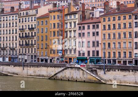 I colorati edifici di Quai St Vincent, visti dall'altra parte del fiume Saone, a Vieux Lyon, Francia Foto Stock