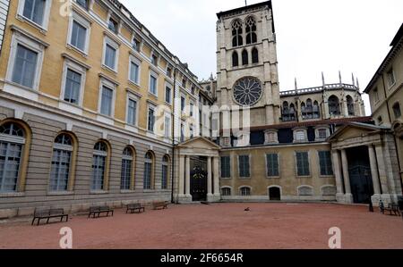 Il cortile del Palais épiscopal Saint-Jean vicino Cathédrale Saint Jean-Baptiste a Vieux Lyon, , Francia. Foto Stock