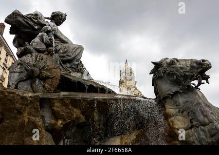 La Fontaine Bartholdi su Place des Terreaux, con la torre dell'orologio del Hôtel de Ville (Municipio) alle spalle - Lione, Francia Foto Stock