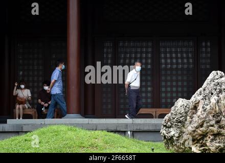 Hong Kong, Cina. 30 Marzo 2021. Le persone che indossano maschere facciali visitano un parco a Hong Kong, Cina meridionale, 30 marzo 2021. Il Centro per la protezione della salute (CHP) di Hong Kong ha segnalato altri sette casi confermati di COVID-19 martedì, portando il totale a 11,461. Credit: Lo Ping Fai/Xinhua/Alamy Live News Foto Stock