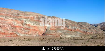 Belle montagne rosse dell'Azerbaigian. Regione Khizi. Foto Stock