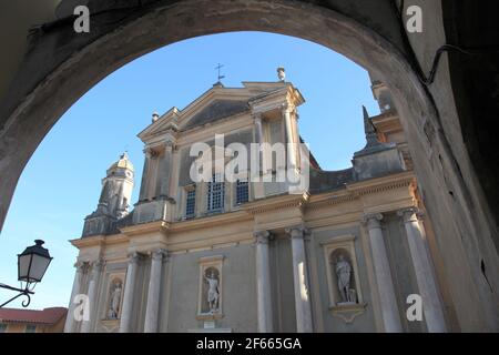 Basilica di Saint Michel, Città Vecchia, Menton, Costa Azzurra, Costa Azzurra, Alpi Marittime, Provenza, Francia, Europa Foto Stock