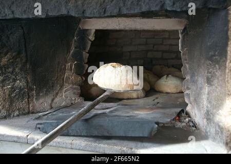 Preparazione del tipico pane focaccia a Villasimius, Sardegna Foto Stock