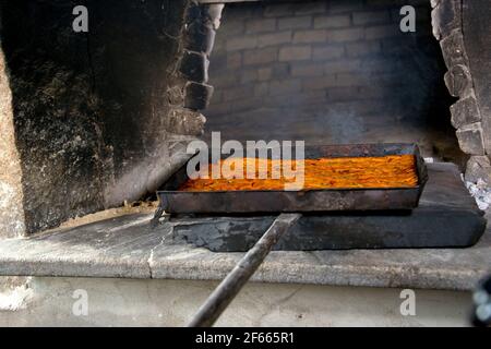 Focaccia tipica con pomodoro a Villasimius, Sardegna Foto Stock