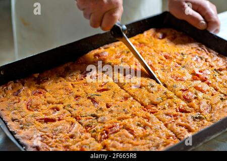 Focaccia tipica con pomodoro a Villasimius, Sardegna Foto Stock