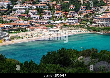 Colorata vista estiva con vista sulla spiaggia di Cala Batistoni, Baia Sardinia, con dettagli Turquoesi Mediteranei & Esplanade, Baia Sardinia, Sardinia, Italy Foto Stock