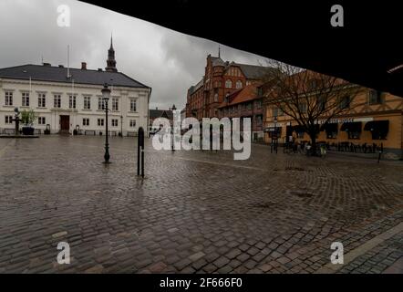 Stortorget, la piazza principale, a Ystad, in Svezia, in una giornata piovosa Foto Stock