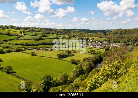 Vista estiva che si affaccia su Castle Hill, la Torridge Valley e Fields verso Taddport con Blue Sky, Great Torrington, Devon, Inghilterra. Foto Stock