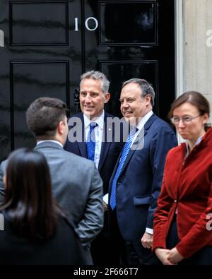 Nigel Dodds e Sir Jeffrey Donaldson membri del Parlamento e politici del Partito unionista democratico (DUP), a Downing Street, Londra Foto Stock