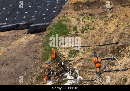 Lavori di stabilizzazione della scogliera in corso a Canford Cliffs, Poole, Dorset UK nel mese di marzo Foto Stock