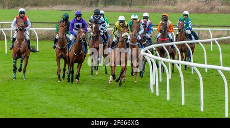 Stratford Upon Avon, Regno Unito. 29 marzo 2021. Gara 1 inizia durante le gare di Stratford-upon-Avon all'ippodromo di Stratford-upon-Avon a Stratford-upon-Avon, Inghilterra - Lunedì 29/03/2021 Credit: SPP Sport Press Photo. /Alamy Live News Foto Stock