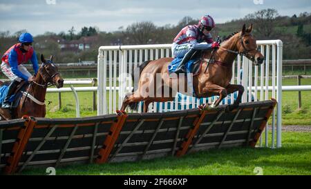 Stratford Upon Avon, Regno Unito. 29 marzo 2021. H- Flemcara J- Tom Bellamy prende l'ostacolo durante le gare di Stratford-upon-Avon all'ippodromo di Stratford-upon-Avon a Stratford-upon-Avon, Inghilterra - Lunedì 29/03/2021 Credit: SPP Sport Press Photo. /Alamy Live News Foto Stock