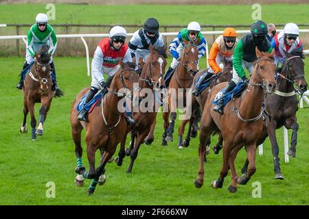 Stratford Upon Avon, Regno Unito. 29 marzo 2021. Gara uno in corso durante le gare di Stratford-upon-Avon all'ippodromo di Stratford-upon-Avon a Stratford-upon-Avon, Inghilterra - Lunedì 29/03/2021 Credit: SPP Sport Press Photo. /Alamy Live News Foto Stock