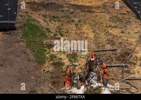 Lavori di stabilizzazione della scogliera in corso a Canford Cliffs, Poole, Dorset UK nel mese di marzo Foto Stock