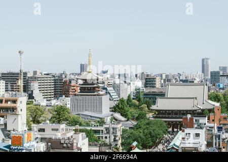 Asakusa, Tokyo, Giappone - Vista aerea di Asakusa famosa per Nakamise-dori, una storica via dello shopping e senso-ji, il tempio più antico di Tokyo. Foto Stock