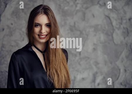 Giovane donna sorridente che guarda in avanti. Foto con luogo per il testo. Foto Stock